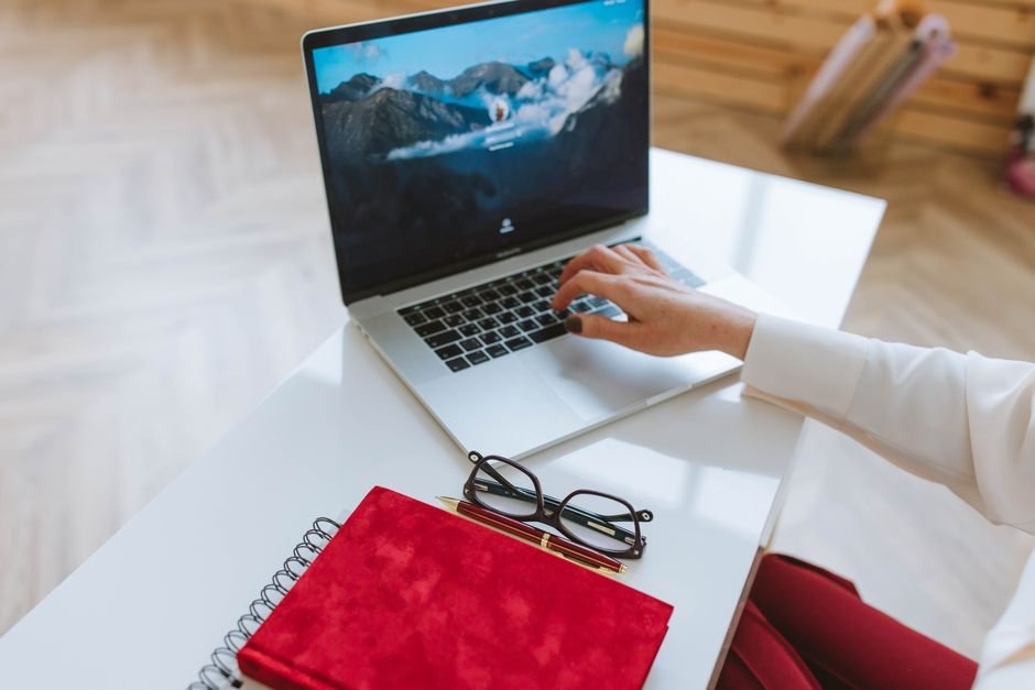 Best AI Writing Assistants for Email and Social Media