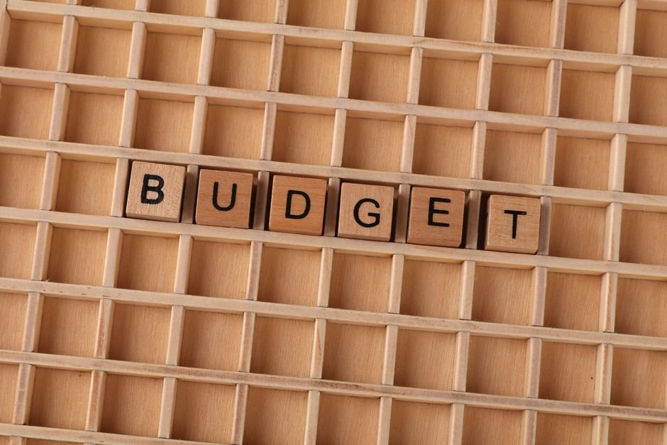 AI tools on a budget: free and paid options compared