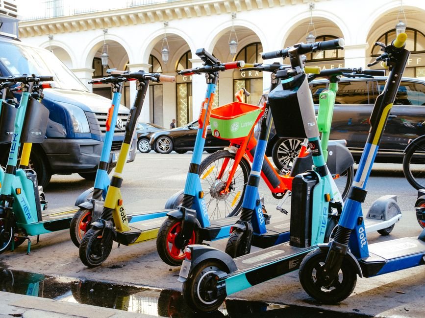 E-Bikes vs Electric Scooters: Pick Your Commute