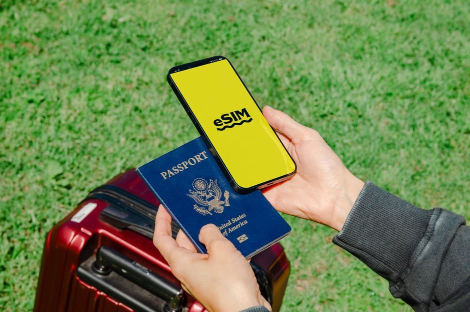 eSIM vs roaming abroad: which saves you money