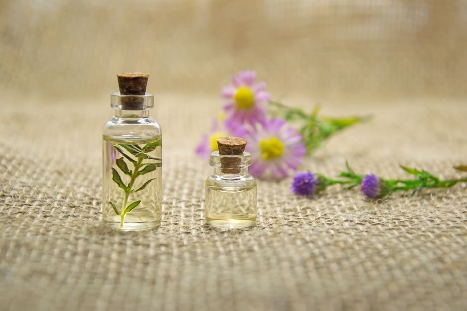 Essential Oils and Aromatherapy for Daily Wellness