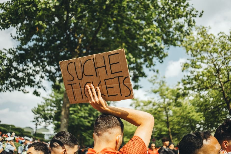 Event Ticket Buying Mistakes: Fees, Timing, and Platform Traps