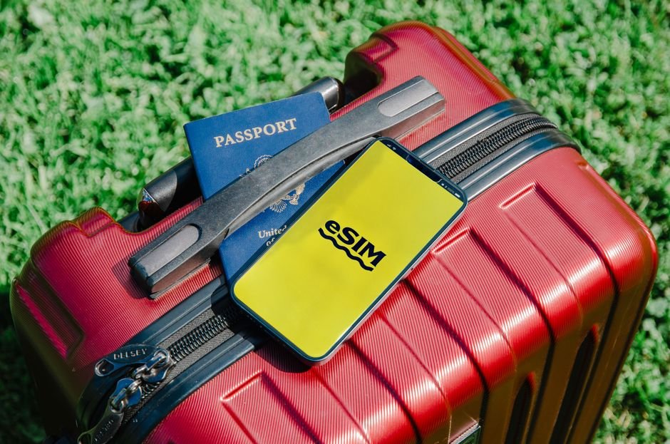 How to Choose an eSIM: Features Every Traveler Needs