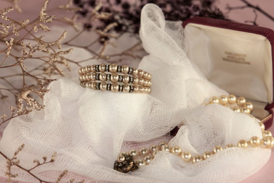 Vintage Jewelry Styles: Finding Authentic Pieces That Last